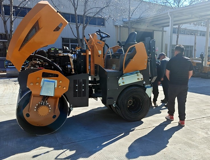 3月18日，哈薩克斯坦客戶來廠體驗考察5噸膠輪壓路機
